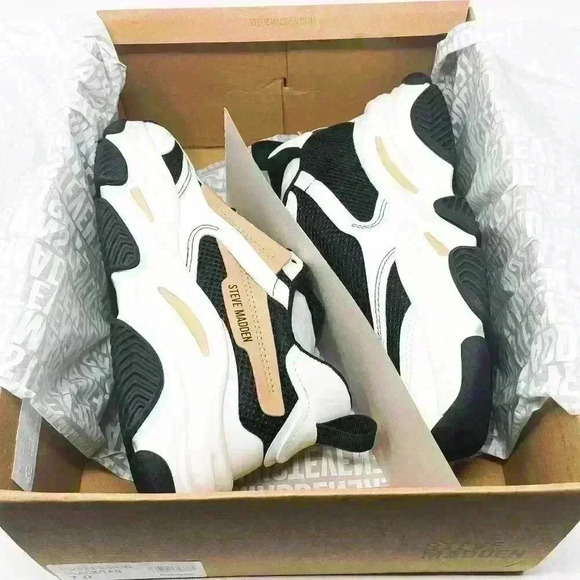 BRAND NEW IN BOX Steve Madden Possession Sneaker White with Black Stripes Color - Picture 8 of 10